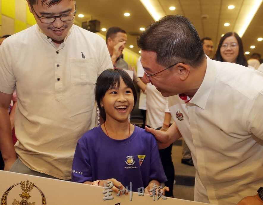 【暖势力】倪可敏履诺拨1.5万设录影棚 2小记者:部长乐于助人就像天使