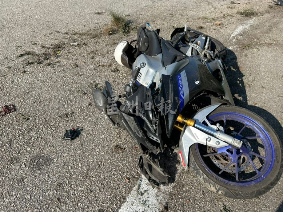 东：已签发：摩托失控撞防撞栏，20岁年轻骑士命丧现场