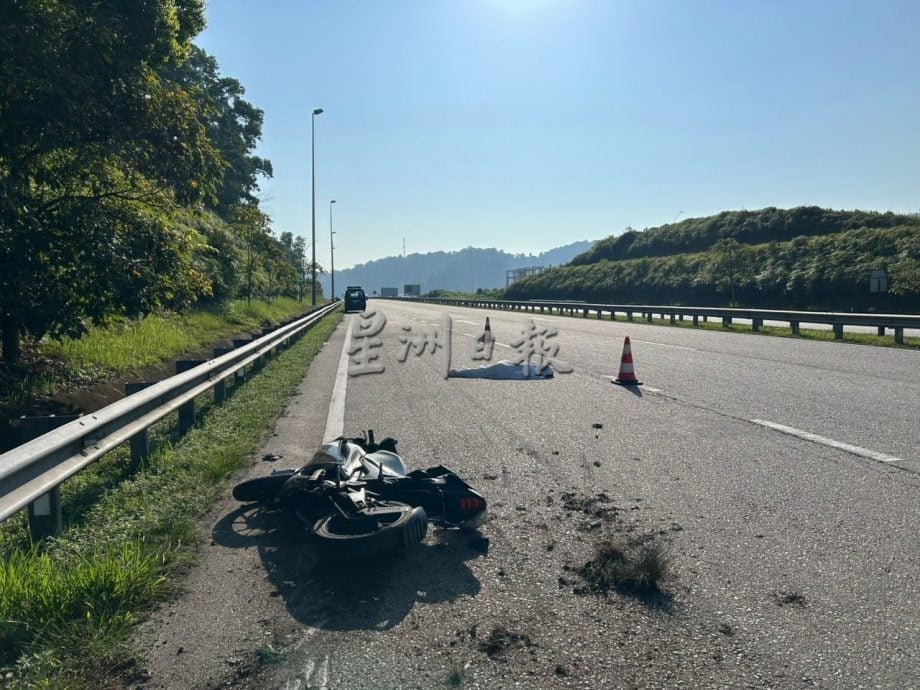 东：已签发：摩托失控撞防撞栏，20岁年轻骑士命丧现场