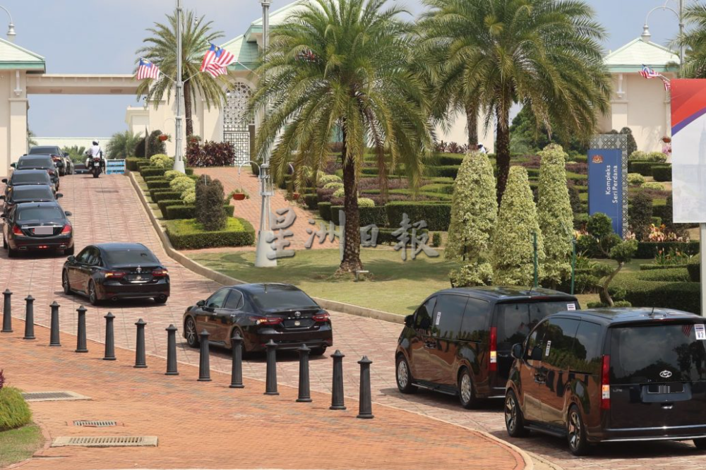 图集|泰柬边境冲突|泰柬领导人大马会谈  各方代表抵达布城首相官邸