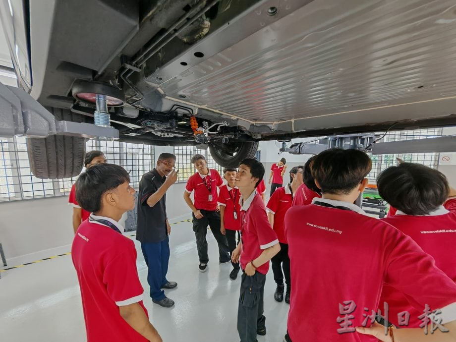 （古城第三版主文）电车普及快维修领域跟不上，甲电车维修学院培训专员为未来做准备