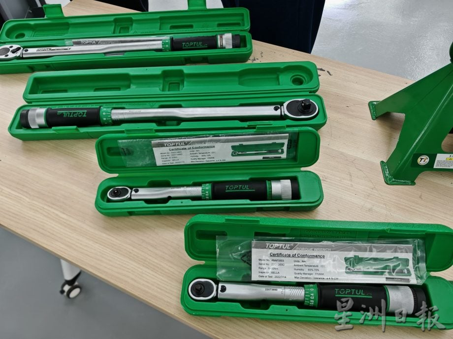 （古城第三版主文）电车普及快维修领域跟不上，甲电车维修学院培训专员为未来做准备