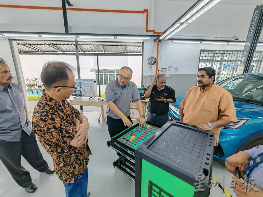 （古城第三版主文）电车普及快维修领域跟不上，甲电车维修学院培训专员为未来做准备