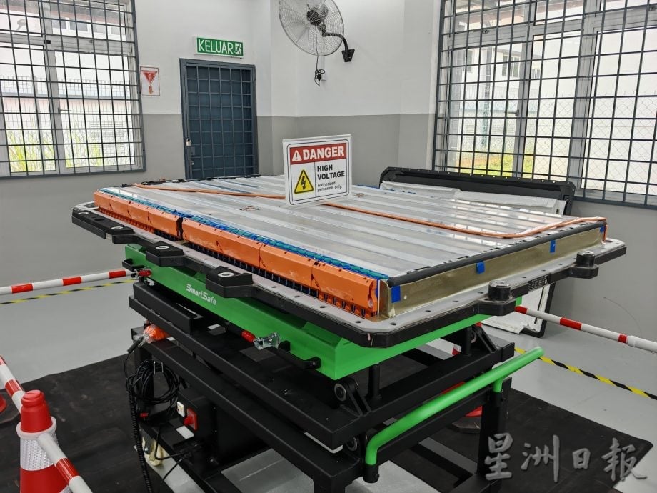 （古城第三版主文）电车普及快维修领域跟不上，甲电车维修学院培训专员为未来做准备