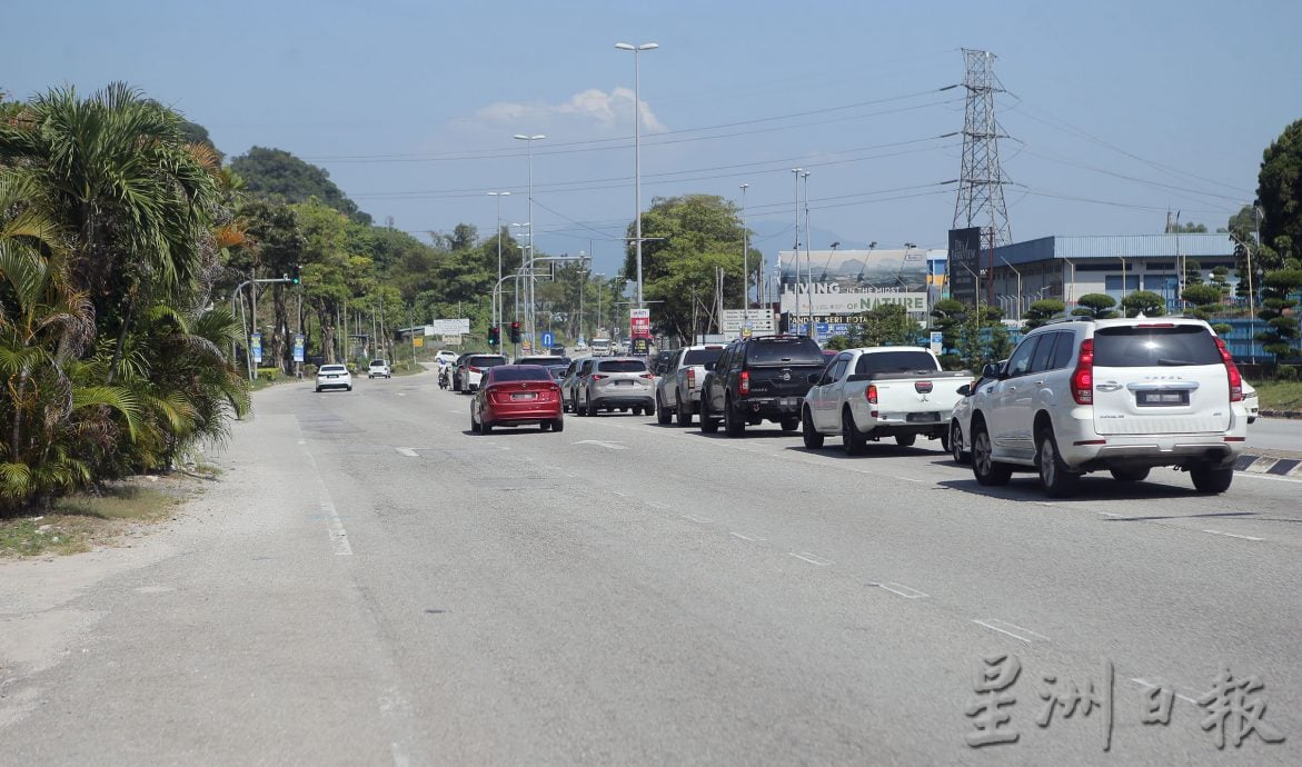 务边路翠林城交界处增新车道   预计近期动工缓解堵车 