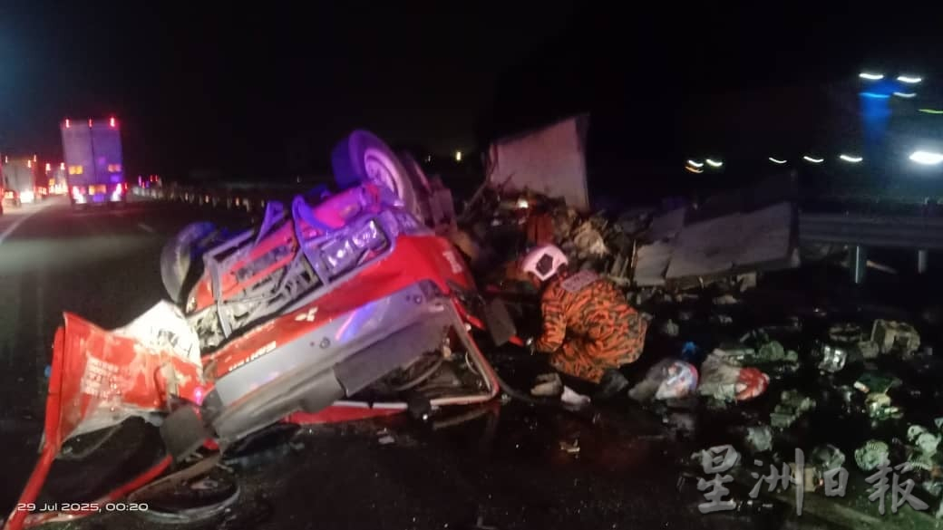 轿车失控翻覆横搁马路 3男受伤