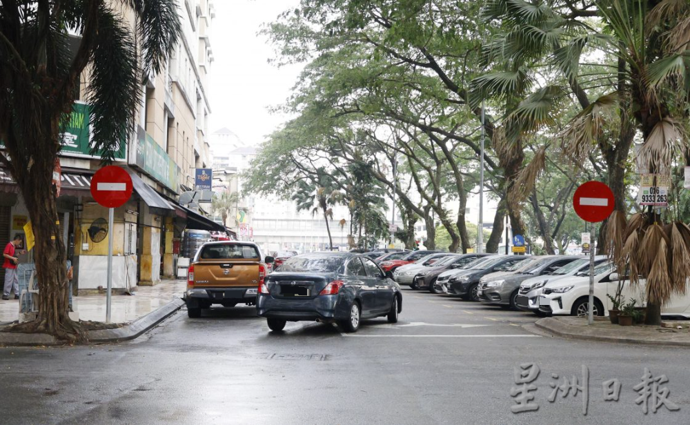 大都会封面／赖俊权巡视单向道试跑首日情况／7图