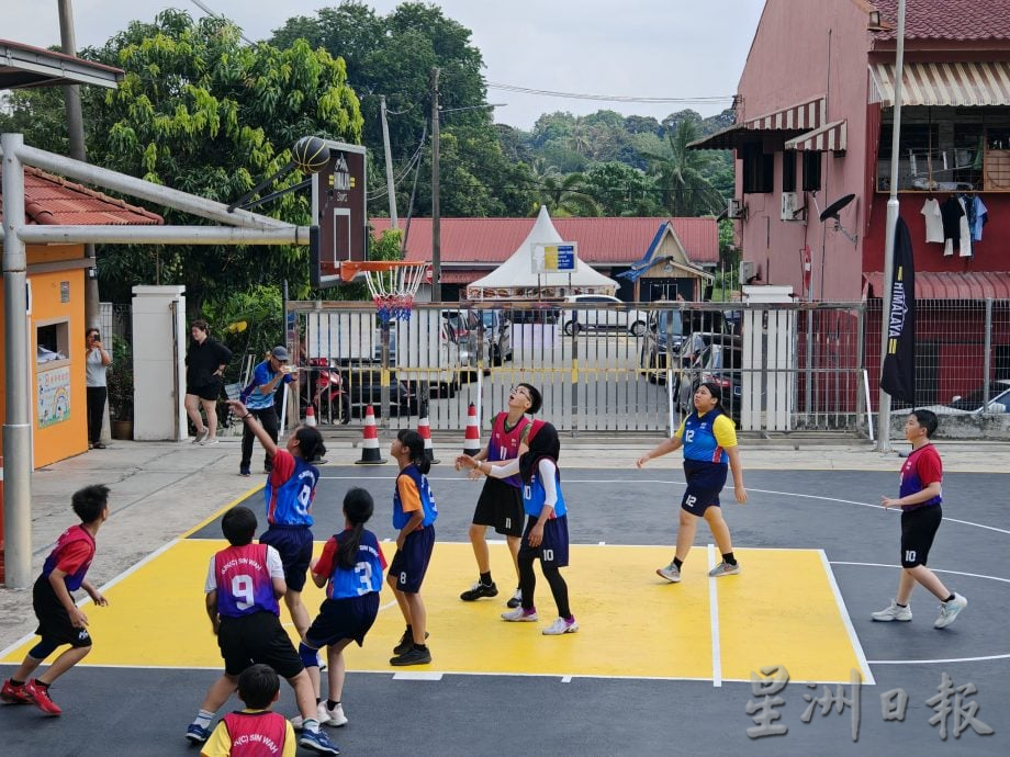 (古城版)新华小学篮球场获得提升,学生有新篮球场使用