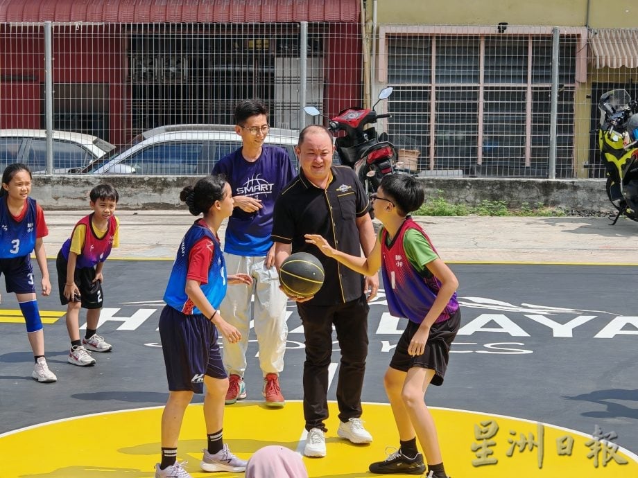 (古城版)新华小学篮球场获得提升,学生有新篮球场使用