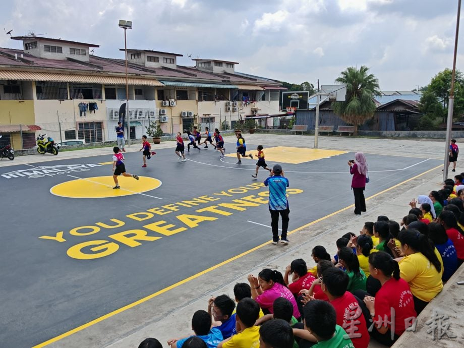 (古城版)新华小学篮球场获得提升,学生有新篮球场使用