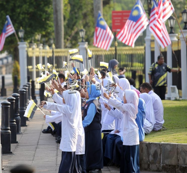 霹英雄日庆典 首场彩排登场
