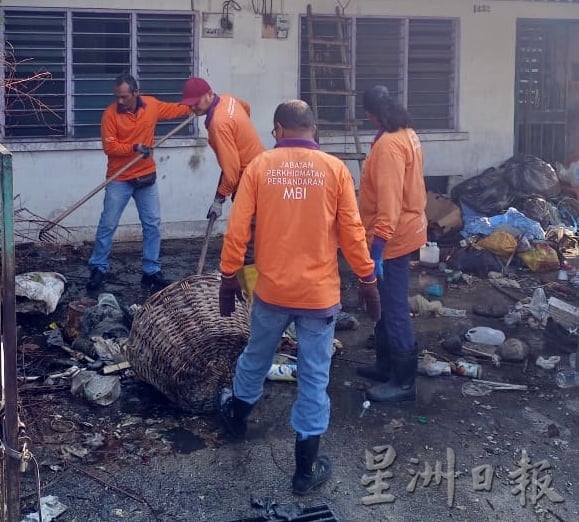 滋生蚊虫老鼠异味弥漫 兵如港一住宅清出18吨杂物