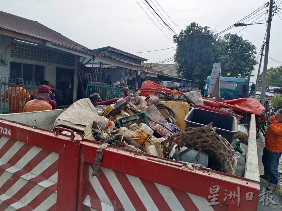 滋生蚊虫老鼠异味弥漫 兵如港一住宅清出18吨杂物