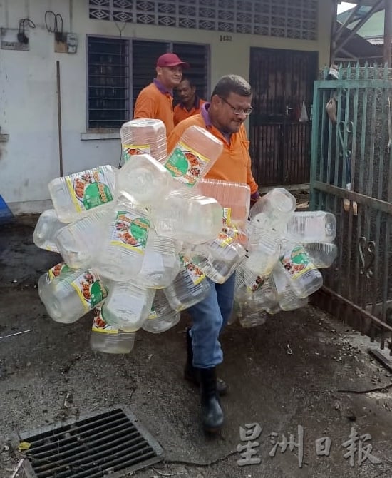 滋生蚊虫老鼠异味弥漫 兵如港一住宅清出18吨杂物