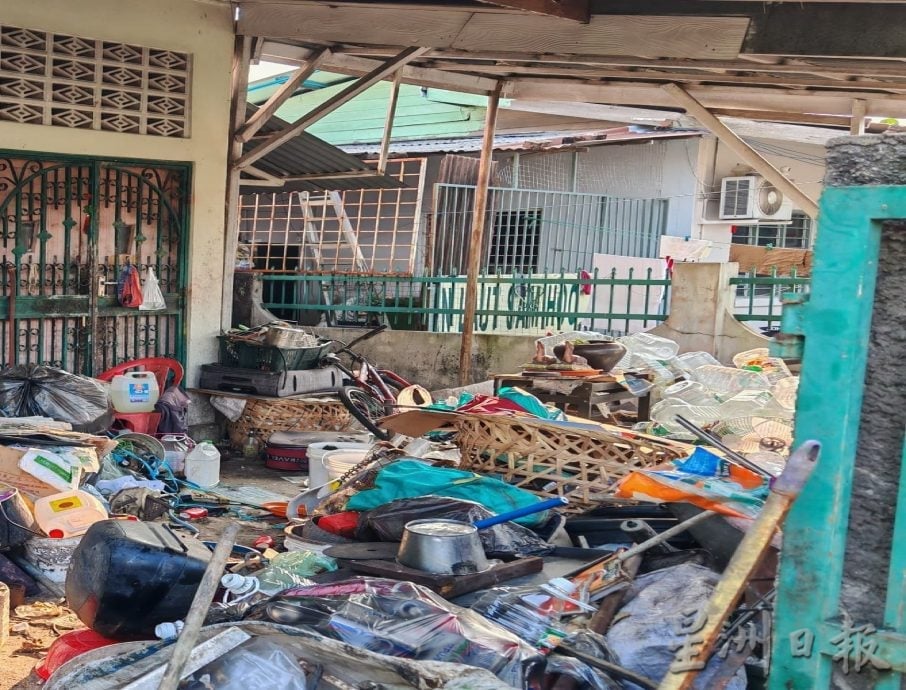 滋生蚊虫老鼠异味弥漫 兵如港一住宅清出18吨杂物