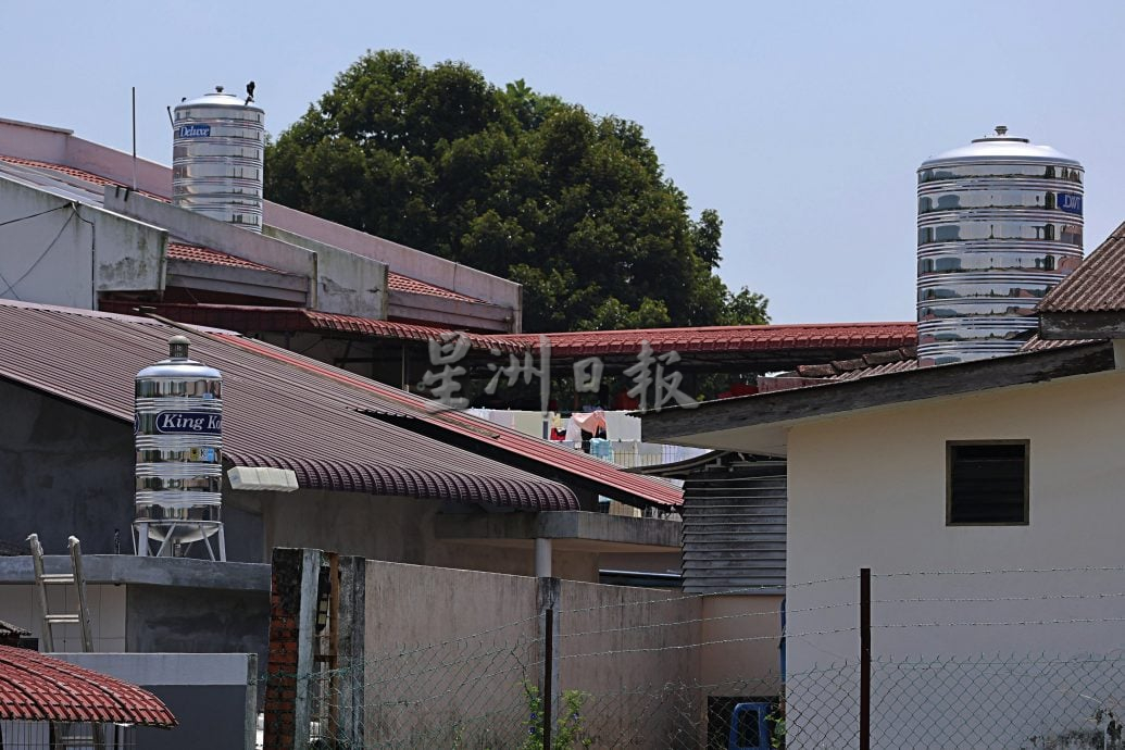 供星洲网/何时才有稳定水供?拉务8哩新村频繁断水再掀关注