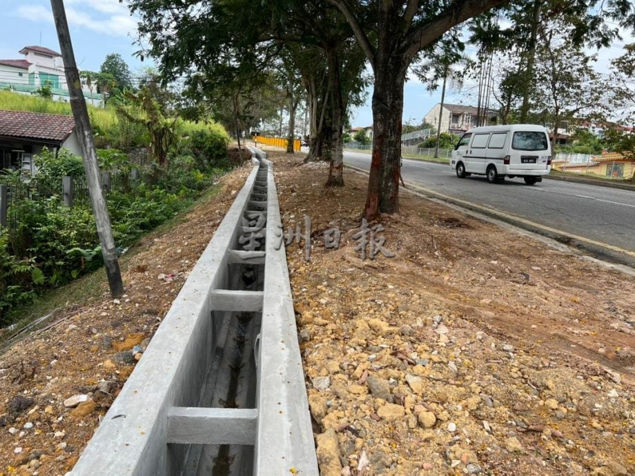 大都会：武吉马鲁里花园提升沟渠及行人道
