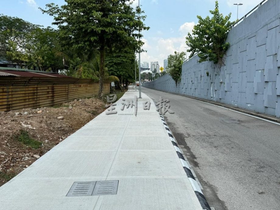 大都会：武吉马鲁里花园提升沟渠及行人道