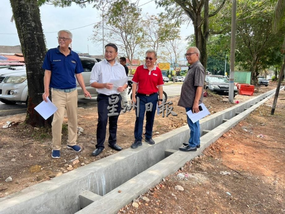 大都会：武吉马鲁里花园提升沟渠及行人道