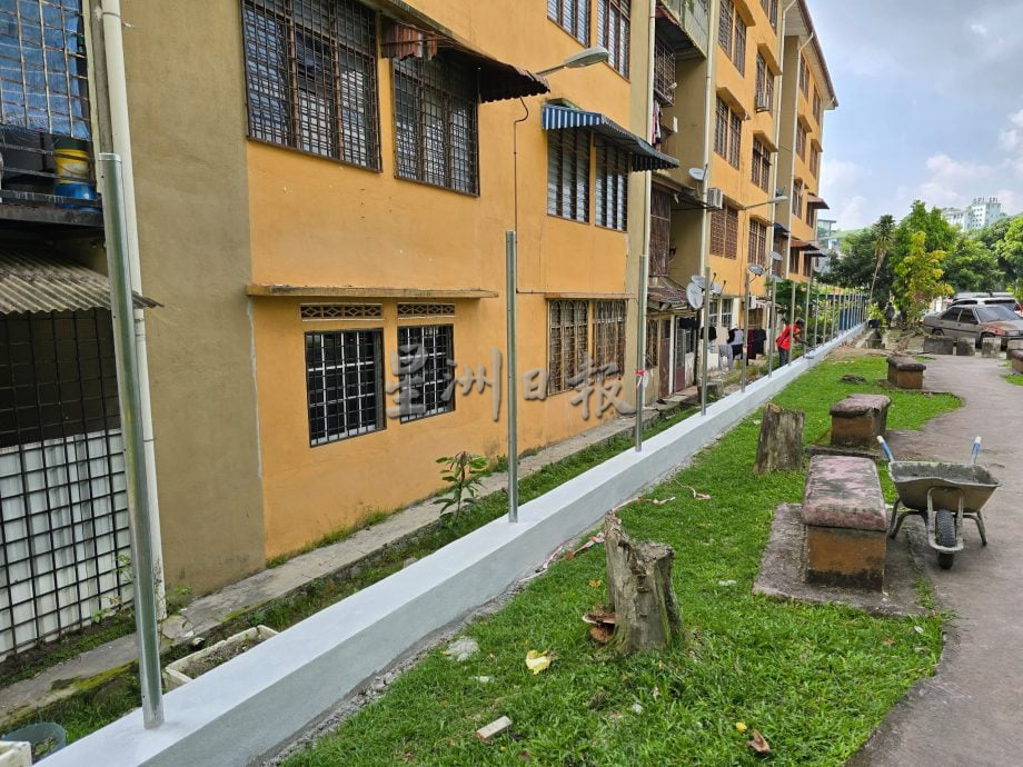 供星洲网/芙星光组屋B座及C座获得14万拨款,安装全新围篱及翻修栏杆