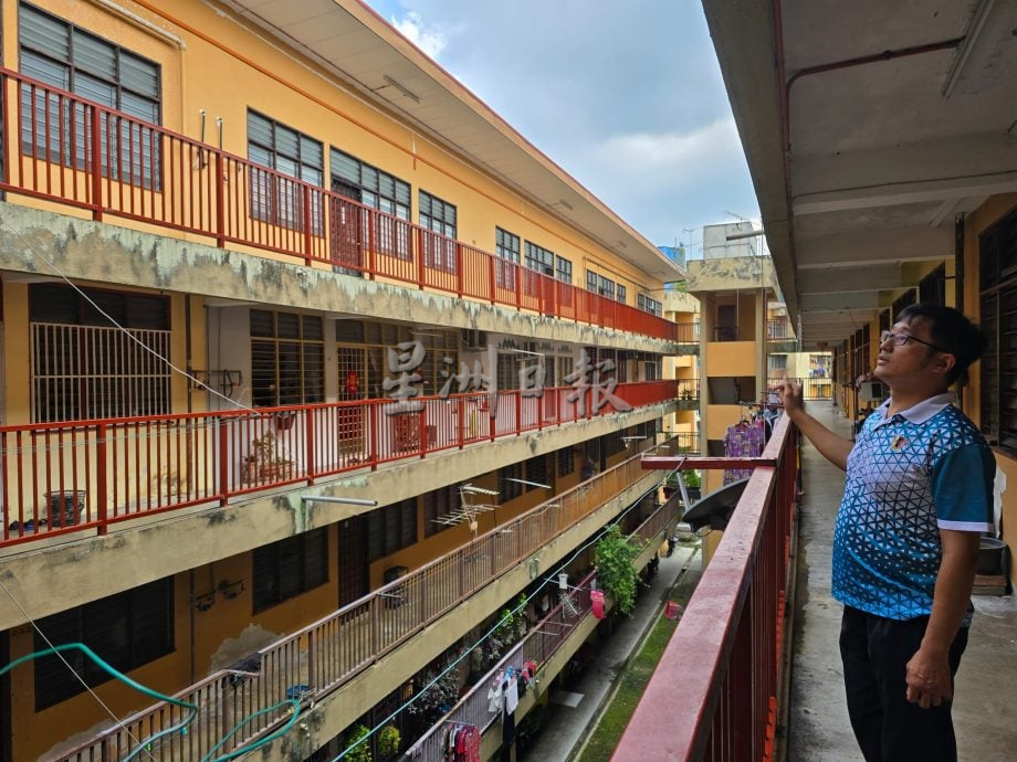 供星洲网/芙星光组屋B座及C座获得14万拨款,安装全新围篱及翻修栏杆