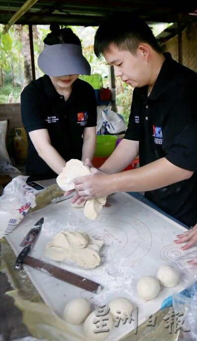中国留学生访原住民村 共餐共舞展现友好共融