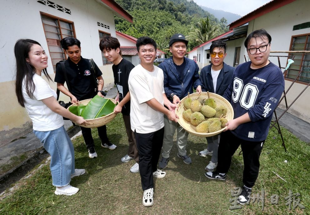 中国留学生访原住民村 共餐共舞展现友好共融