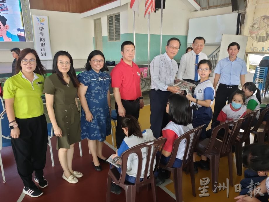 （古城第六版主文）武吉波浪华小星洲日报学生阅报计划赠报仪式