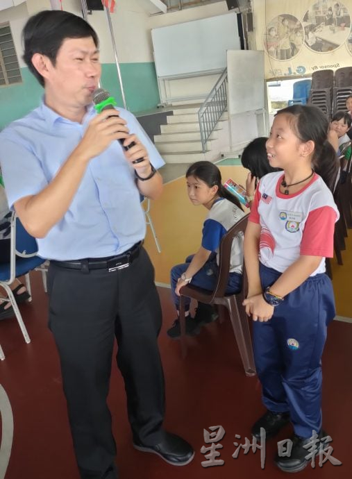 （古城第六版主文）武吉波浪华小星洲日报学生阅报计划赠报仪式