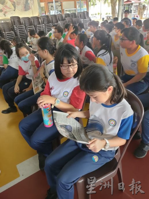 （古城第六版主文）武吉波浪华小星洲日报学生阅报计划赠报仪式