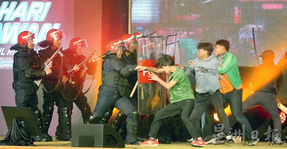 霹英雄日苏丹亲临参与 缅怀为国捐躯与奉献英烈