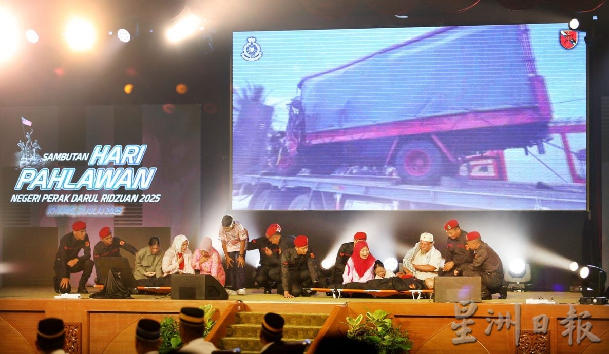 霹英雄日苏丹亲临参与 缅怀为国捐躯与奉献英烈