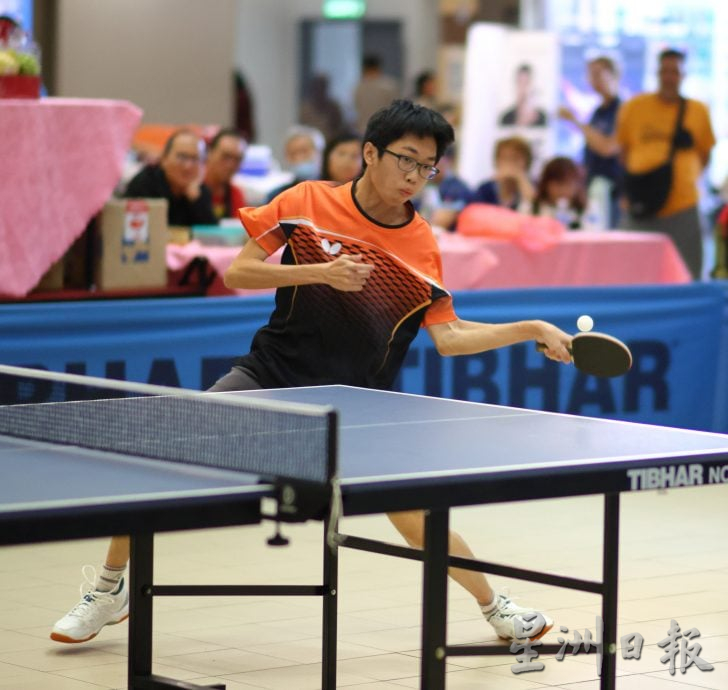 （3/8见报）星角摄/乒乓球热潮 老少咸宜