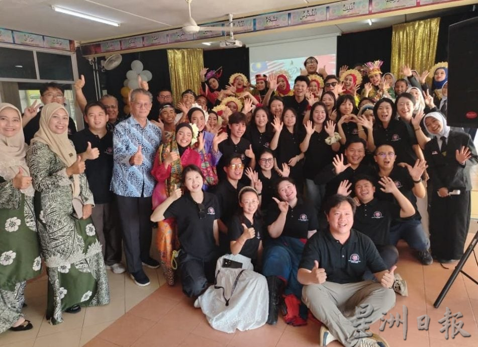 探索霹人文自然魅力 马中青年搭建友谊桥梁