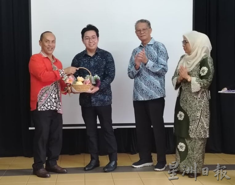 探索霹人文自然魅力 马中青年搭建友谊桥梁