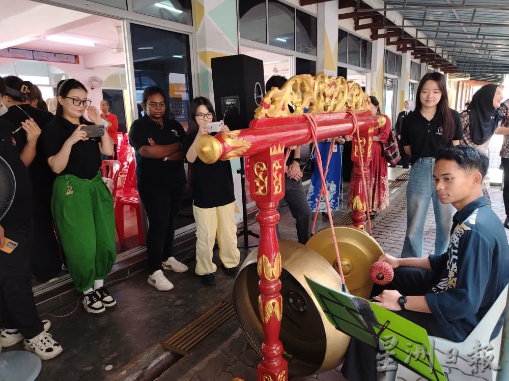 探索霹人文自然魅力 马中青年搭建友谊桥梁