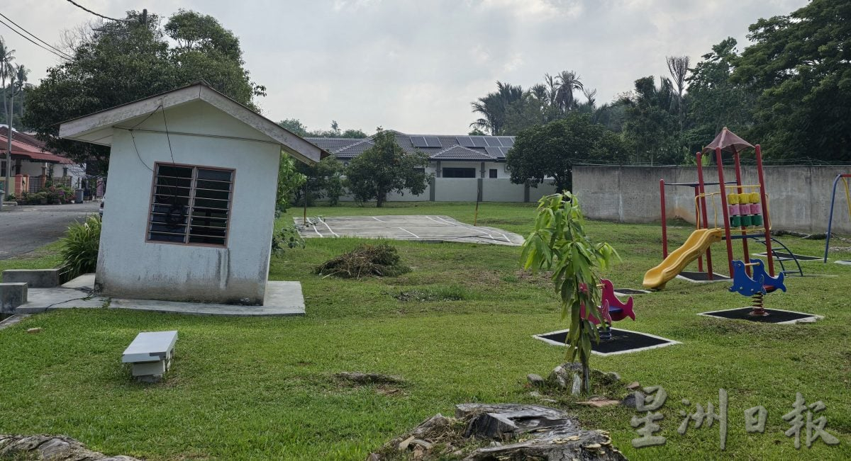 (古城第六版主文)泥土流失 南眉哈慕尼花园草场地波浪般不平 地势呈弧形