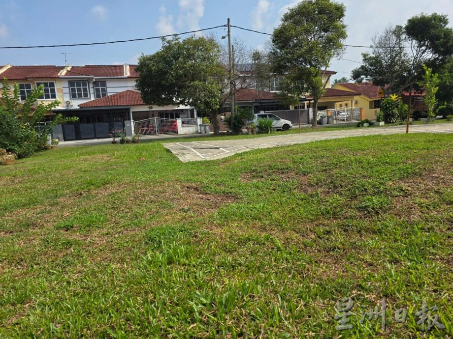 (古城第六版主文)泥土流失 南眉哈慕尼花园草场地波浪般不平 地势呈弧形