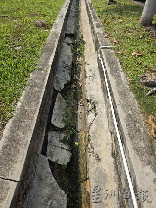 (古城第六版主文)泥土流失 南眉哈慕尼花园草场地波浪般不平 地势呈弧形