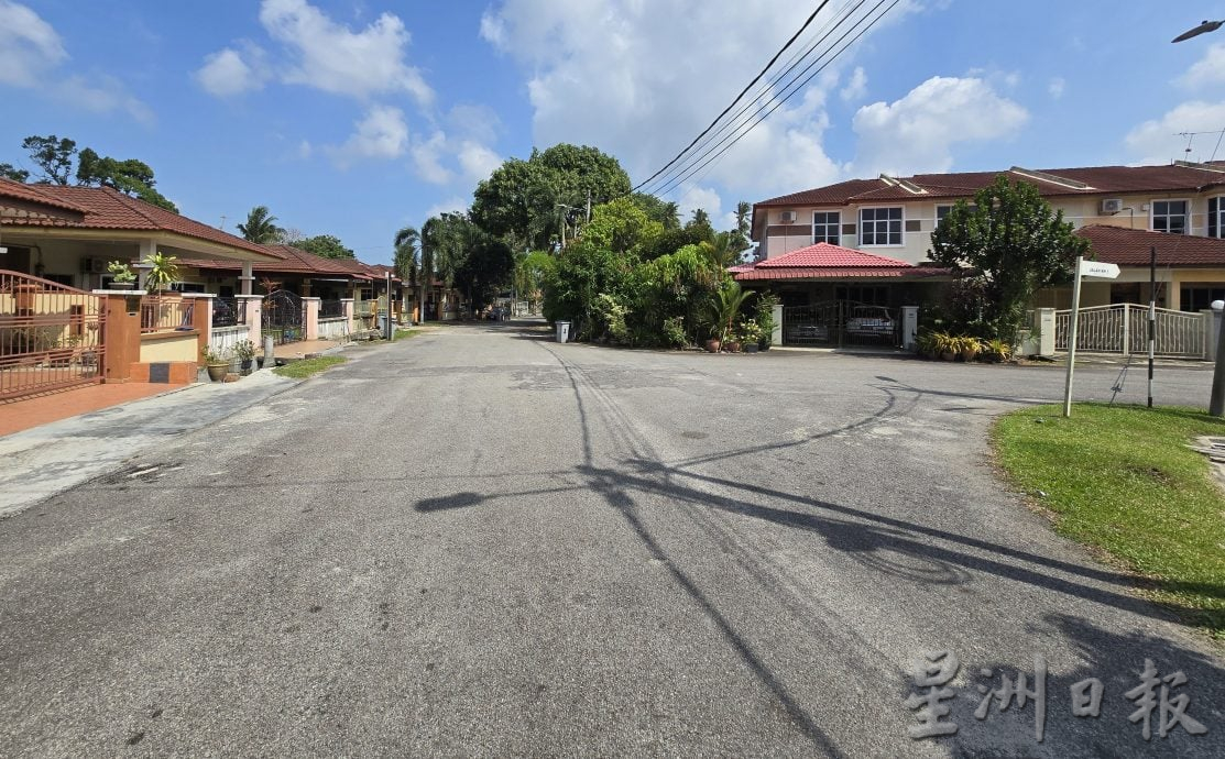 (古城第六版主文)泥土流失 南眉哈慕尼花园草场地波浪般不平 地势呈弧形