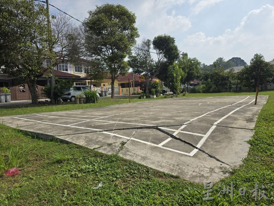 (古城第六版主文)泥土流失 南眉哈慕尼花园草场地波浪般不平 地势呈弧形