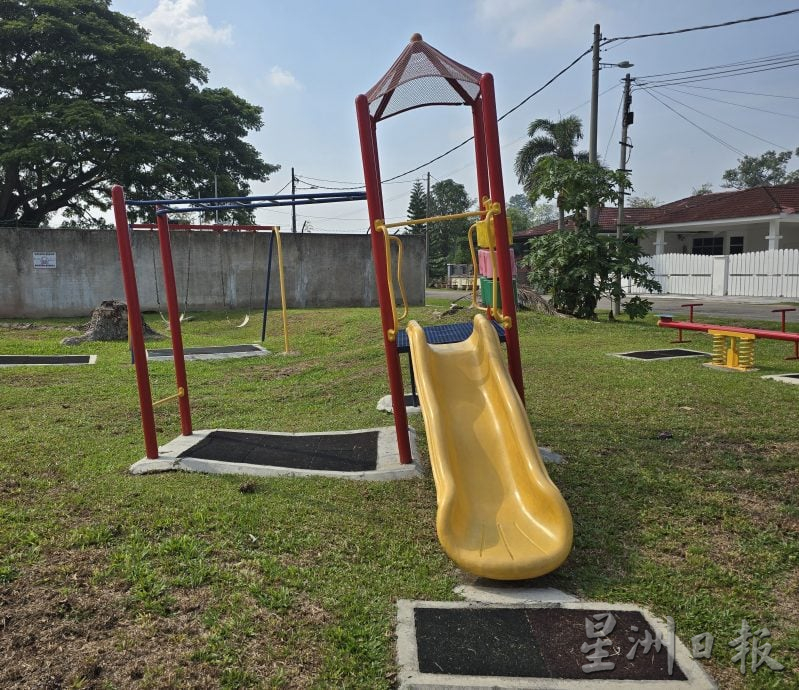 (古城第六版主文)泥土流失 南眉哈慕尼花园草场地波浪般不平 地势呈弧形