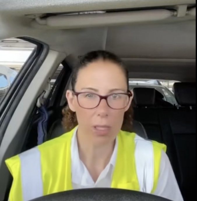 10岁儿护照过期被拒登机 父母狠心丢下他照飞不误！