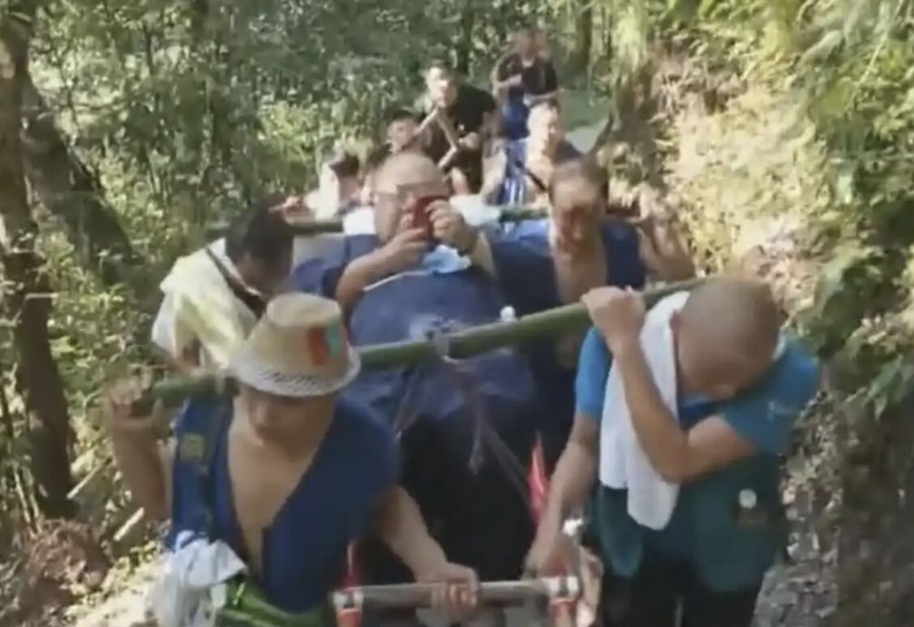 130公斤男子“坐轿”登峨眉山 来回10小时!花万多令吉雇轿夫扛上去