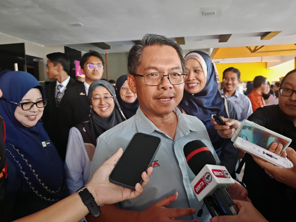 13岁女生坠楼亡| 慕斯达法沙末：查拉凯琳娜坠楼案交给警方调查。