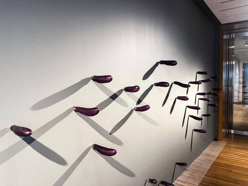 200条茄子插美术馆墙上 新加坡展品竟遭参观民众拔走