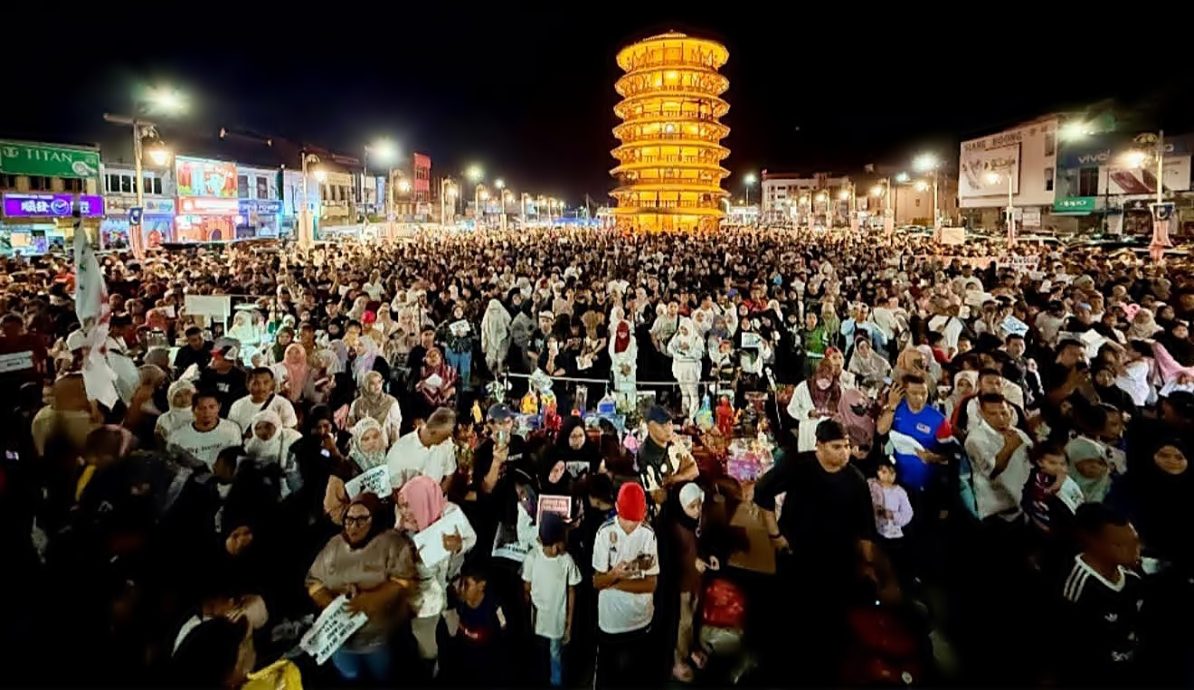 2组织办少女坠楼集会 逾千人挤爆斜塔广场