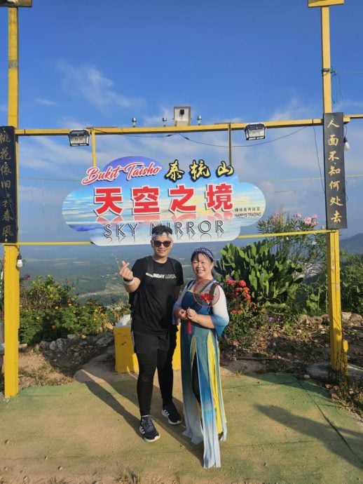 31日见报//我们:配合国庆日,来自彭亨关丹的巫裔健身操导师携手华裔学员,再度走入华人庙宇拍摄短片,并登上森美兰马口泰梳山高唱《Tanggal 31 Ogos》,以行动打破种族隔阂,传递团结的力量