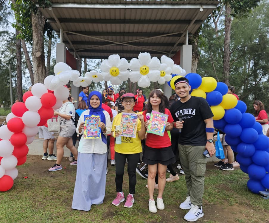 31日见报//我们:配合国庆日,来自彭亨关丹的巫裔健身操导师携手华裔学员,再度走入华人庙宇拍摄短片,并登上森美兰马口泰梳山高唱《Tanggal 31 Ogos》,以行动打破种族隔阂,传递团结的力量