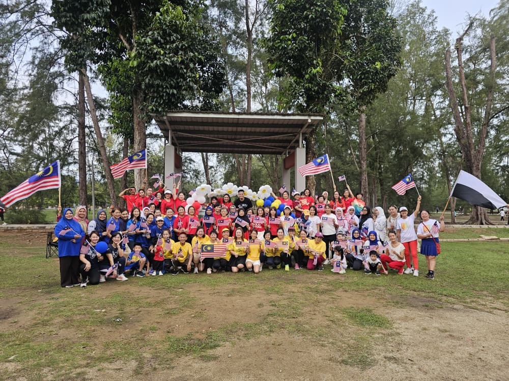 31日见报//我们:配合国庆日,来自彭亨关丹的巫裔健身操导师携手华裔学员,再度走入华人庙宇拍摄短片,并登上森美兰马口泰梳山高唱《Tanggal 31 Ogos》,以行动打破种族隔阂,传递团结的力量